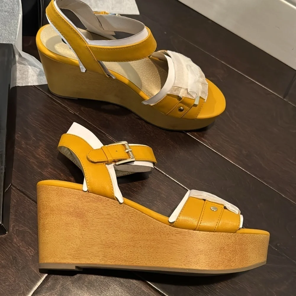 GBG Los Angeles Guess yellow wedge sandals NIB 9M